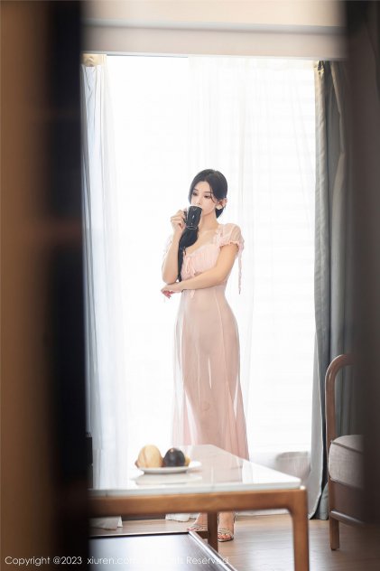 丰满迷人黑丝美女798艺术区人像摄影海报