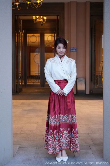 抱着猫的清纯短发女生头像高清海报