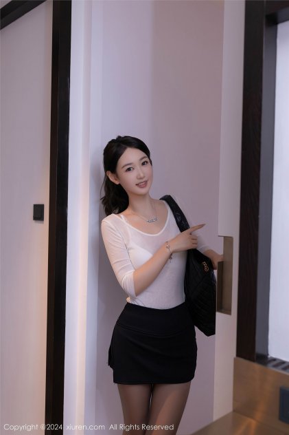 两个硕大的乳球溢出奶水海报